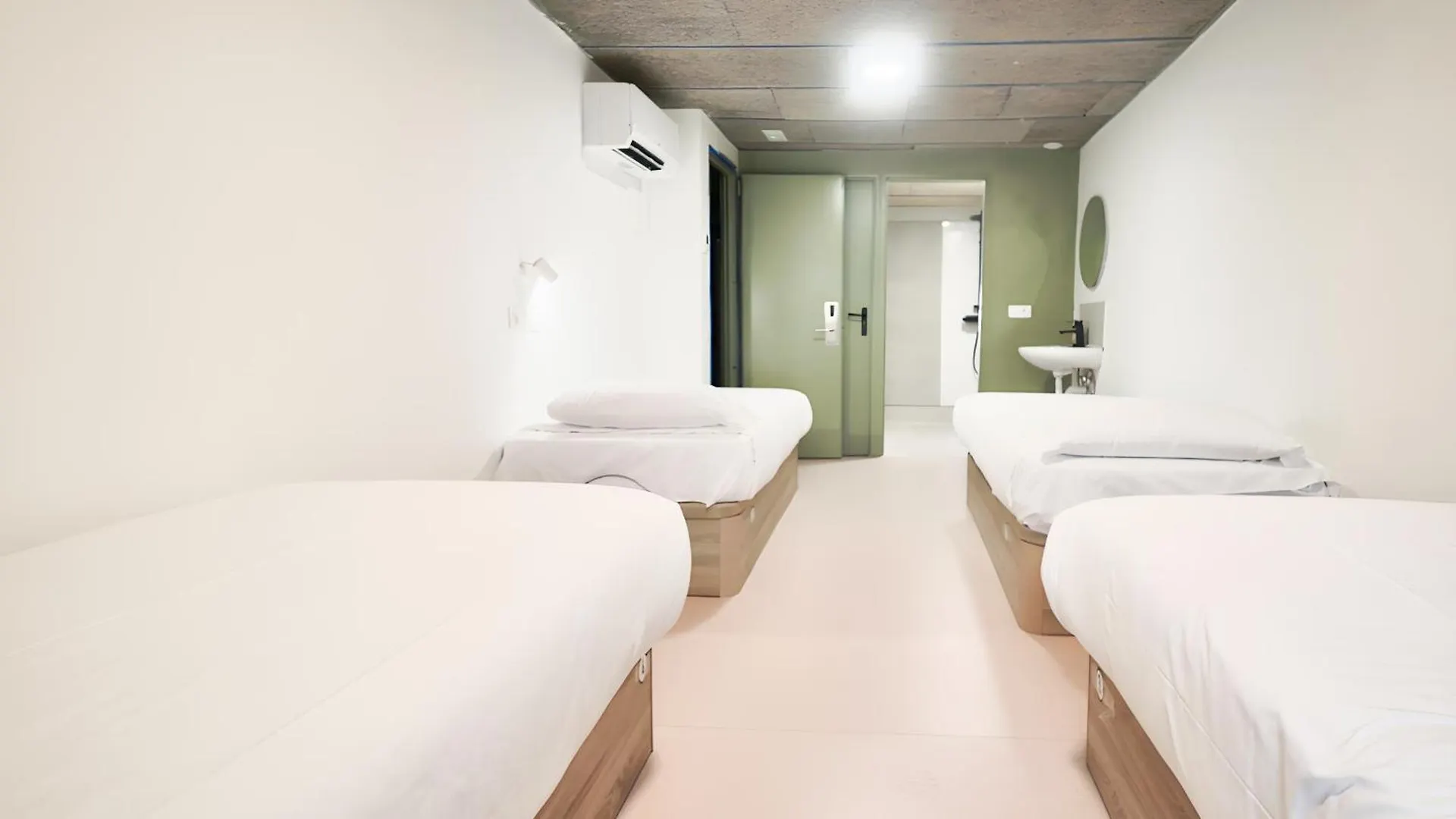 Ideal Youth Hostel Barcelona 0*,  Spain