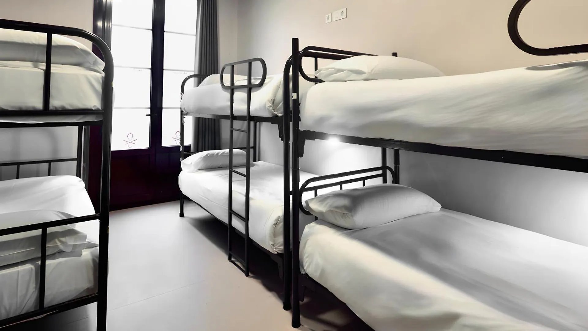 Ideal Youth Hostel Barcelona España
